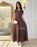 فستان بني طويل بقصة ملتفة عند الصدر