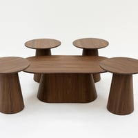 طقم طاولات خشبية أنيقة بتصميم عصري وانسيابي يضيف ل...