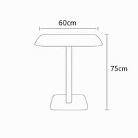 طاولة كوفي أنيقة بسطح خشبي وقاعدة معدنية ثابتة.