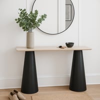 كونسول أنيق بسطح بيج وقاعدة خشبية بشكل مخروطي.