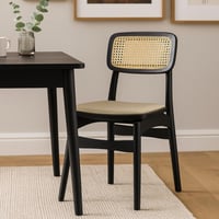 كرسي خشبي بظهر من القش الطبيعي ومقعد مبطن بلون بيج...