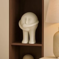 مجسم ديكوري عصري بلون أبيض ولمسة فنية مميزة.