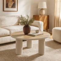 طاولة دائرية بتصميم عصري ناعم، بسطح خشبي وأرجل أسط...