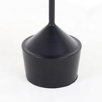 طاولة مفردة بسطح خشبي دائري بني بقاعدة معدنية .