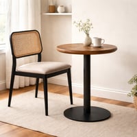 طاولة جانبية دائرية بتصميم بسيط وأنيق، سطح خشبي مع...