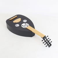 صندوق على شكل عود كبير أسود