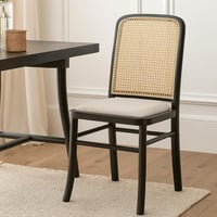 كرسي خشبي بتصميم كلاسيكي وظهر من القش، يضفي لمسة د...