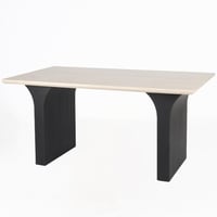 طاولة عصرية بسطح فاتح أنيق وقاعدة سوداء منحنية تعط...