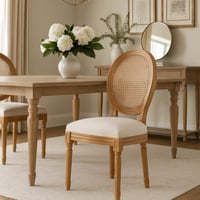 كرسي بخامة خيزران ولمسة كلاسيكية دافئة.