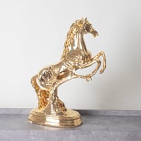 مجسم الحصان الذهبي وسط