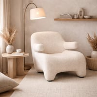 كرسي مريح بتصميم عصري ومنحنيات ناعمة، مكسو بقماش ف...