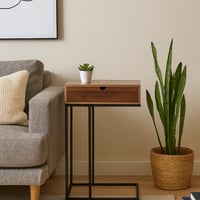 طاولة جانبية بدرج و قاعدة معدنية بتصميم عصري أنيق.