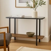 كونسول عصري بسطح زجاجي ورف خشبي وهيكل معدني أنيق.