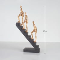 مجسم لثلاثه اشخاص يتحركون لأعلى السلم