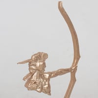 مجسم سهم وسط ذهبي