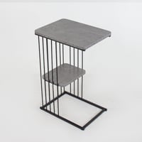 طاوله خدمة مفرد رمادي قواعد حديد بسطح خشبي