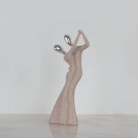 مجسم الرقصة (الارتفاع 28سم والعرض 10سم)