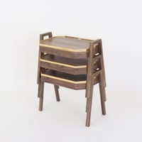 طقم طاولات خدمة بلمسة ذهبية