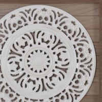 لوحة حائط خشب - برواز بني - تصميم أبيض مفرغ