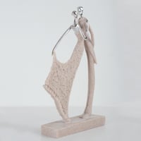 مجسم رومانسي - فستان مزين بالورود