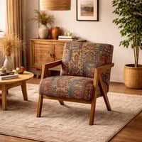 كرسي تراثي أنيق بإطار خشبي ومقعد منقوش بنقوش شرقية...