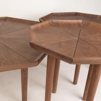 طقم طاولات بتصميم هندسي مميز مستوحى من الأشكال الس...