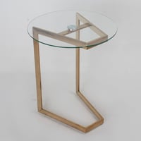 طاولة خدمة بسطح زجاجي وقاعدة ستيل