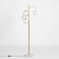 مصباح أرضي أنيق بتصميم عصري، هيكل ذهبي مع ثلاث كرا...