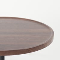 طاولة مفردة بسطح خشبي دائري بني بقاعدة معدنية .