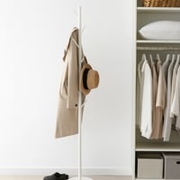 علاقة ملابس أرضية بتصميم عصري بسيط باللون الأبيض