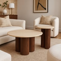 طقم طاولات أنيق بسطح فاتح وقاعدة أسطوانية خشبية بت...