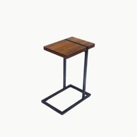 طاولة جانبية مودرن بإطار معدني