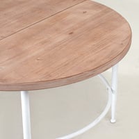 طاولة ديكور خشبية وقواعد حديد بيضاء