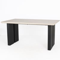 طاولة طعام عصرية بسطح فاتح ولمسة فاخرة