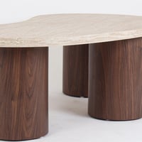 طاولة قهوة بيج - سطح خشبي وقاعدة خشبية أسطوانية