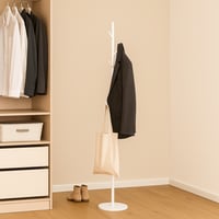 علاقة ملابس أرضية بتصميم عصري بسيط باللون الأبيض