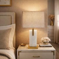 مصباح طاولة راقٍ بقاعدة رخامية بيضاء ولمسات ذهبية...