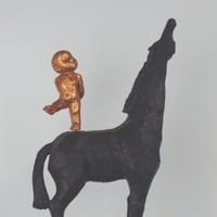 مجسم حصان أسود