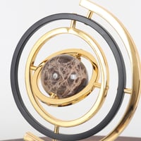 مجسم استيل كرة بقاعدة رخام وسط