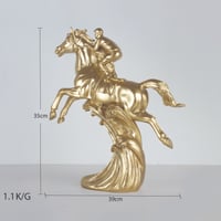 مجسم فارس وخيله باللون الذهبي