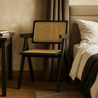 كرسي خشبي أنيق بتصميم عصري مع مقعد ومسند من الخيزر...