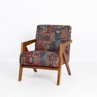 كرسي تراثي أنيق بإطار خشبي ومقعد منقوش بنقوش شرقية...