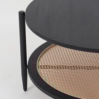 طاولة قهوة خشبية أنيقة مع لمسات رتان - أسود