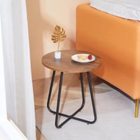 طاولة بسطح خشبي وأرجل حديدية مميزة