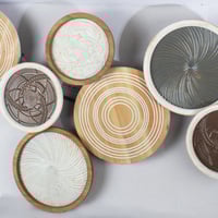 لوحة من المعدن والخشب