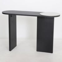 كونسول أنيق بتصميم عصري وبسيط، يجمع بين الخشب والل...