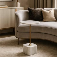 طاولة جانبية رخامية بقاعدة ذهبية أنيقة وعصرية.