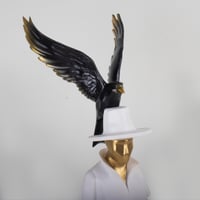 مجسم الرأس مع الصقر