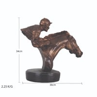 مجسم انيق منحوت لفارس وخيله