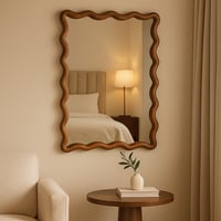 مرآة بإطار خشبي منحوت بتصميم كلاسيكي ناعم يضيف لمس...